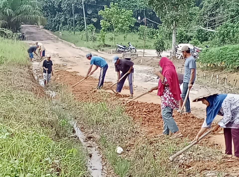Jaga Kebersihan Lingkungan Masyarakat Desa Gedung Boga Serempak Laksanakan Gotong - Royong